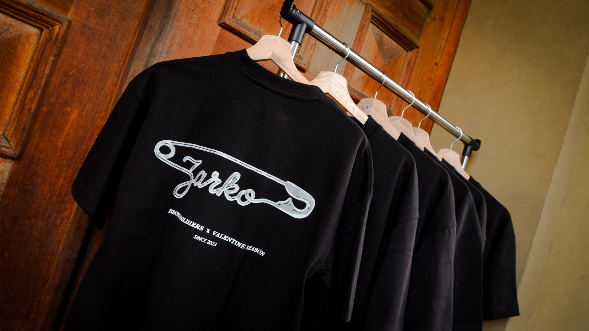 Camisetas Zarko Broken Soldier en exhibición